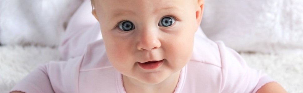 Czy małe dziecko ze zmianami na skórze twarzy można układać na brzuszku? 