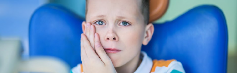 STRESZCZENIA. Zaopatrzenie skomplikowanego złamania korony siekacza przyśrodkowego - opis przypadku z roczną obserwacją