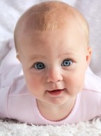 Czy małe dziecko ze zmianami na skórze twarzy można układać na brzuszku? 