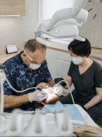 SPECJALISTA RADZI: Oparzenie skóry twarzy podchlorynem sodu stosowanym podczas leczenia endodontycznego