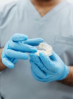 SPECJALISTA RADZI: Leczenie ortodontyczne metodą nakładkową u pacjentów z chorobą przyzębia