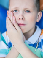 STRESZCZENIA. Zaopatrzenie skomplikowanego złamania korony siekacza przyśrodkowego - opis przypadku z roczną obserwacją